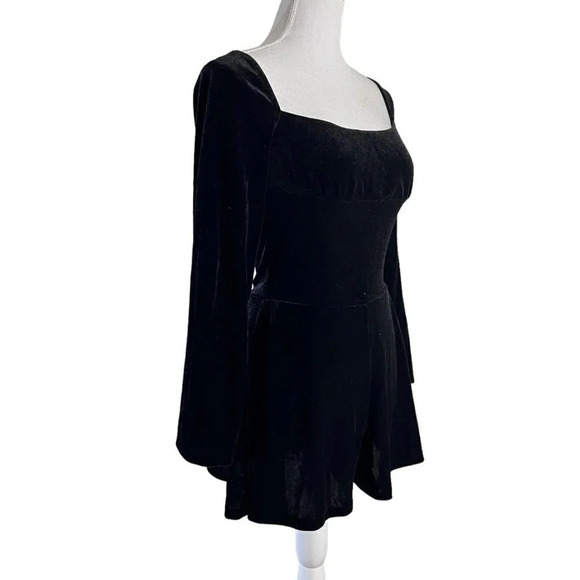 Aqua NEW Black Velour Romper Size Medium Flared Long Sleeves Shorts Cocktail - Picture 2 of 7